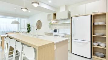 Refrigerador, microondas, horno y parrilla de estufa