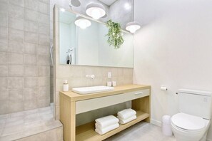 Dusche, Haartrockner, Handtücher, Seife