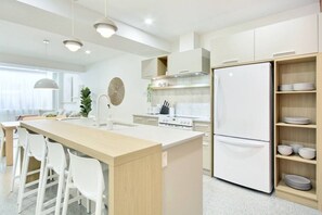 Geladeira, micro-ondas, fogão, cooktop