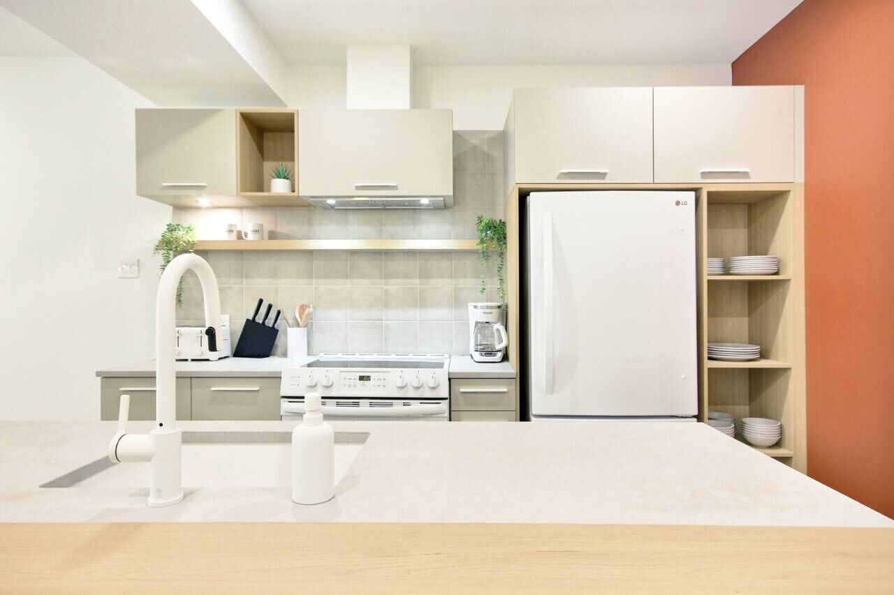 Réfrigérateur, four à micro-ondes, un four, surface de cuisson