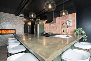 Fridge, microwave, oven, stovetop - Heaven's Garden / / Luxury penthouse downtown (Québec)