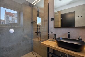 Shower, hair dryer, towels