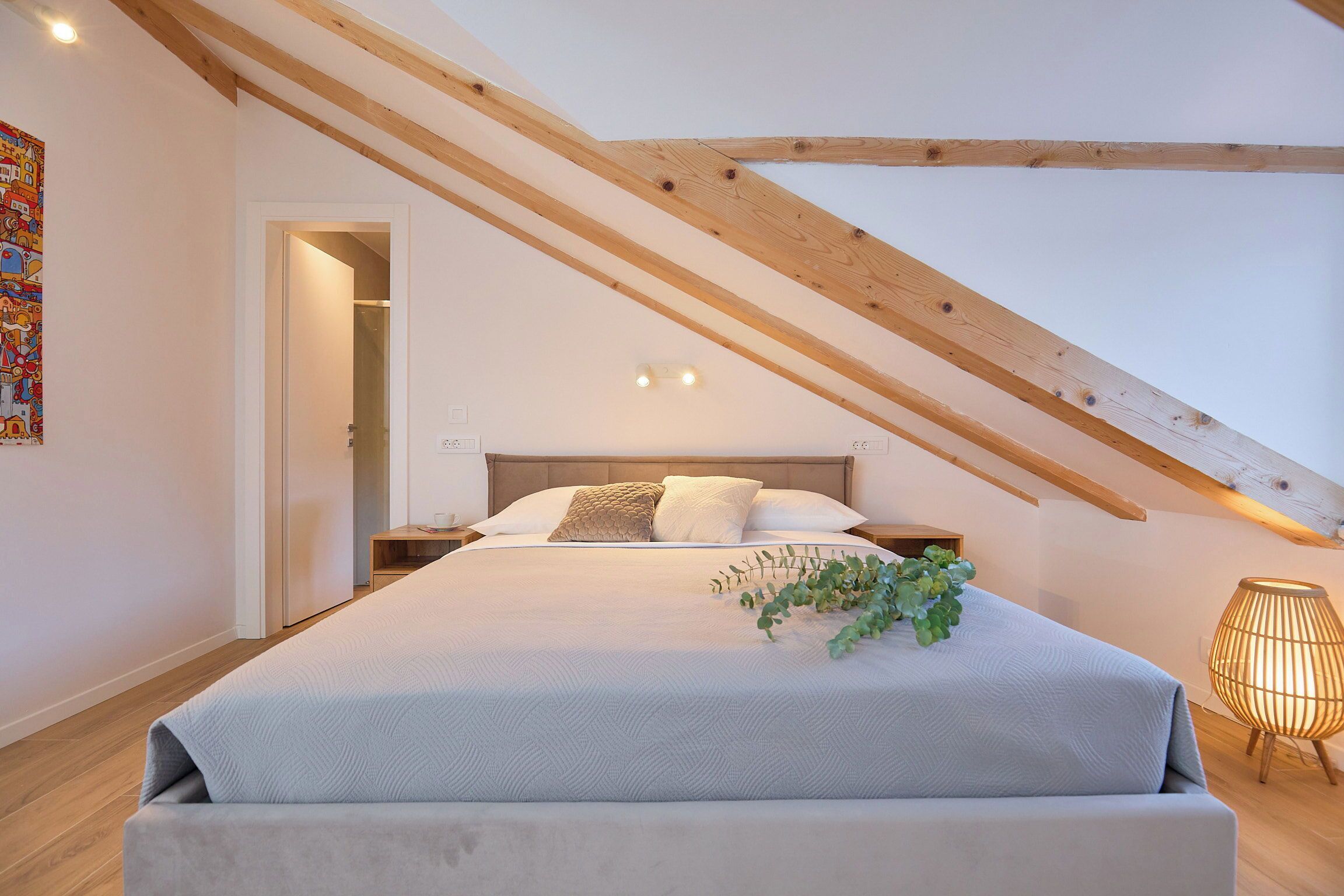 5 bedrooms, iron/ironing board, WiFi, bed sheets