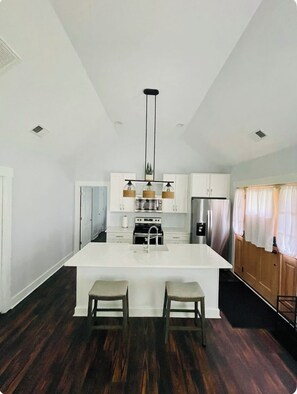 冷蔵庫、電子レンジ、オーブン、コンロ