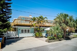 Exterior - Beach Lovers’ Pick: Ground-Floor 3-Bedroom, Patio & Pets (Holmes Beach)