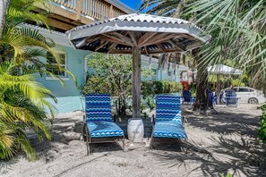 Terrace/patio - Beach Lovers’ Pick: Ground-Floor 3-Bedroom, Patio & Pets (Holmes Beach)