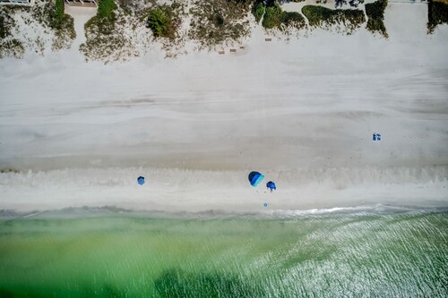 Beach Lovers’ Pick: Ground-Floor 3-Bedroom, Patio & Pets