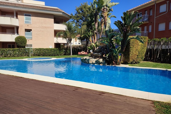 Piscine dans jardin clôturé et sécurisé