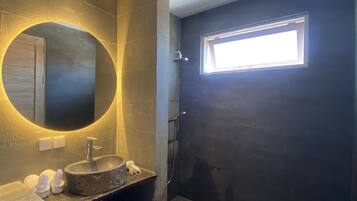 Kostenlose Toilettenartikel, Haartrockner, Handtücher, Toilettenpapier