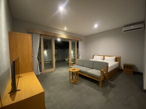 42-inch LED TV with satellite channels - Ethnic Studio Apartment Ubud (Ubud)