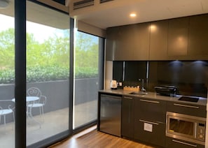 Refrigerador, microondas, horno, placa de cocina