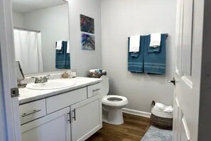 Een haardroger, handdoeken, zeep, shampoo