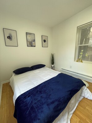 2 slaapkamers, een bureau, een strijkplank/strijkijzer, gratis wifi