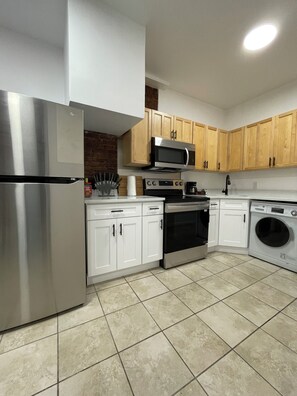 Kjøleskap, mikrobølgeovn, ovn og kokeplater