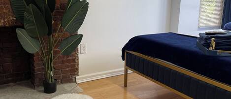 2 slaapkamers, een bureau, een strijkplank/strijkijzer, gratis wifi