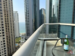 Property grounds - Cozy Newly Furnished Studio in Center of Vibrant Dubai Marina (Dubai)