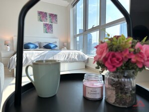 1 bedroom, iron/ironing board, WiFi, bed sheets - Cozy Newly Furnished Studio in Center of Vibrant Dubai Marina (Dubai)