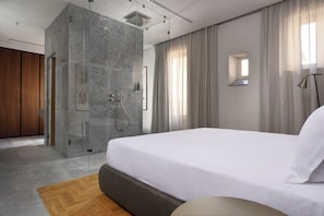 أغطية فراش متميزة وميني بار وخزنة داخل الغرفة ومكتب