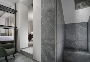 Klassieke kamer | Badkamer | Een douche, een regendouche, gratis toiletartikelen, een haardroger