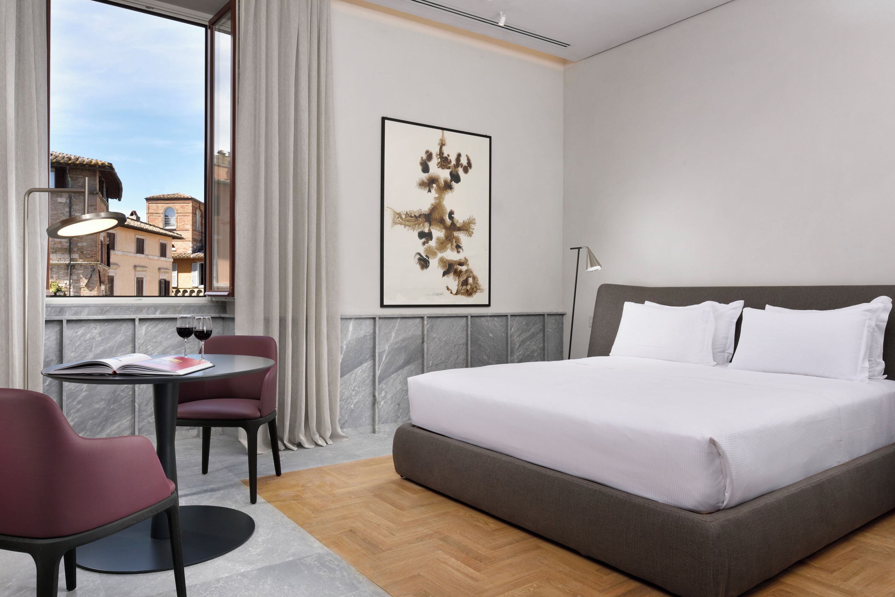 ห้องเอ็กเซกคิวทีฟ | เครื่องนอนระดับพรีเมียม, มินิบาร์, ตู้นิรภัยในห้องพัก, โต๊ะทำงาน