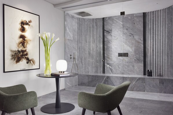 Habitación Deluxe | Ropa de cama de alta calidad y minibar