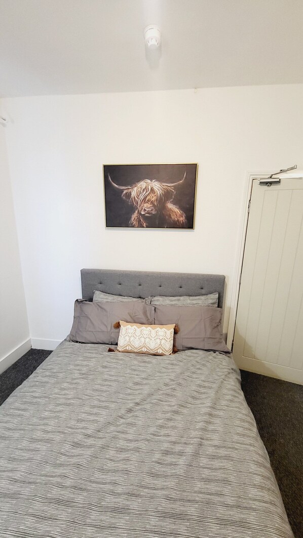 5 bedrooms, iron/ironing board, WiFi, bed sheets
