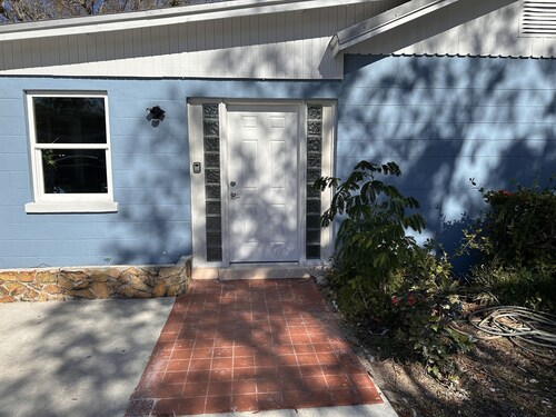 Beachtown home, near Jackie Robinson baseball Camp,hot tub, gameroom,more Pet ok