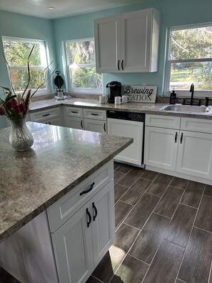 Mikroaaltouuni, uuni, liesi, astianpesukone