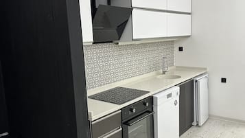 Habitación de lujo | Cocina privada | Frigorífico, horno, placa de cocina y lavavajillas