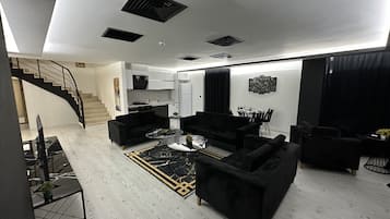 Dúplex Royal | Zona de estar | Televisión de plasma de 40 pulgadas con canales por satélite