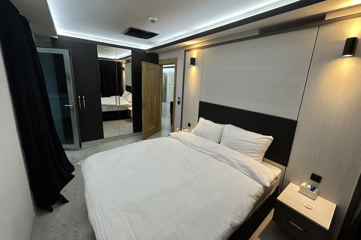 Luxury-Zimmer | 1 Schlafzimmer, individuell dekoriert, Schreibtisch