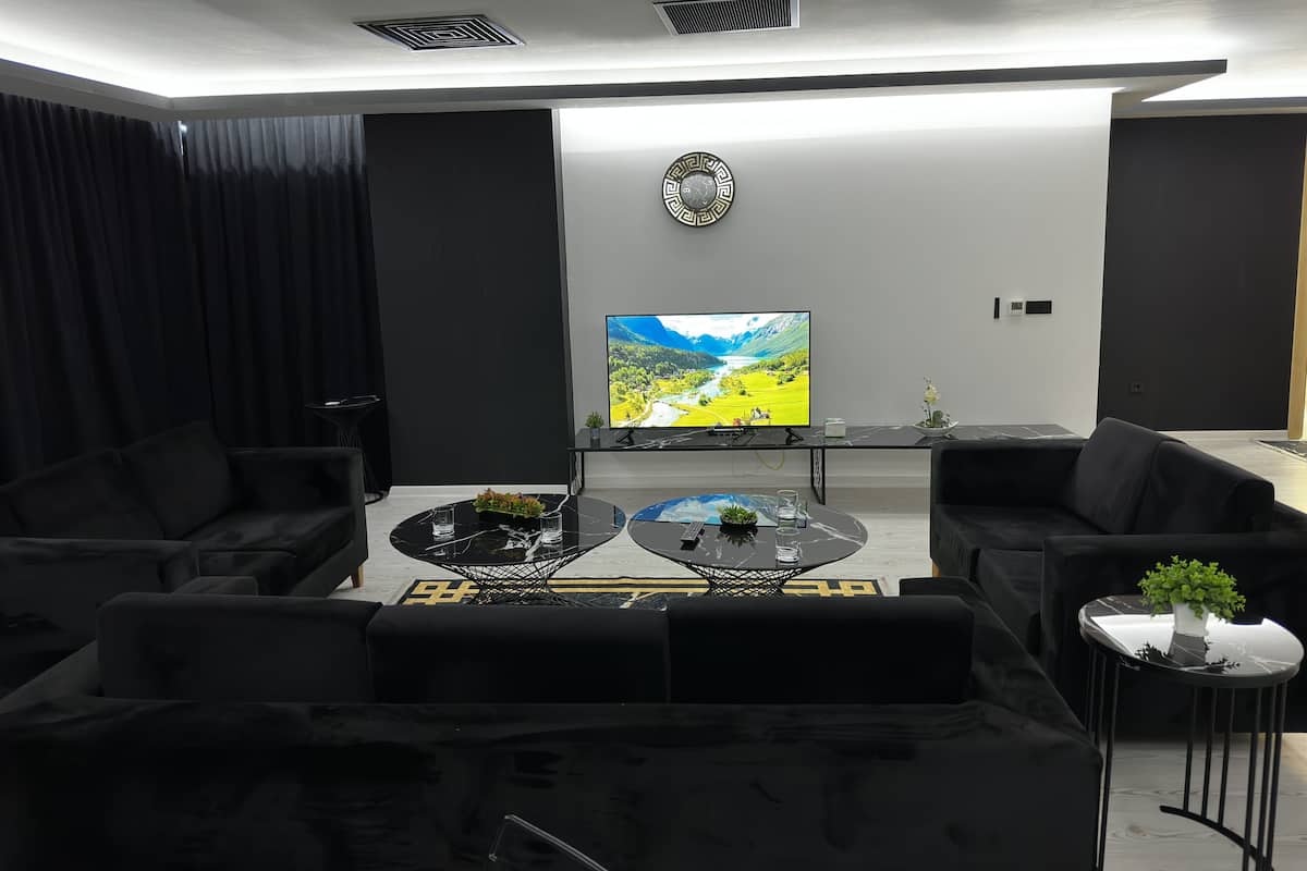 Royal-Maisonette | Wohnbereich | 40-Zoll-Plasmafernseher mit Satellitenempfang, Pay-TV
