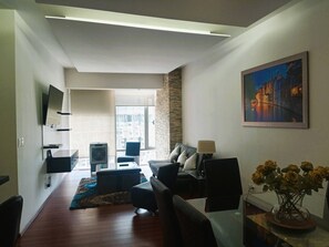 Leilighet, 2 soverom, terrasse | Oppholdsområde | Bøker