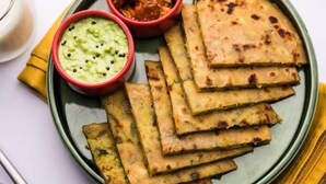 Un plato con pan plano y dos recipientes de salsas.