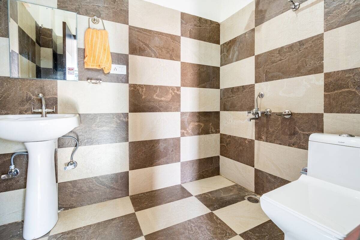 Standard-Doppelzimmer, Bergblick | Badezimmer | Hausschuhe