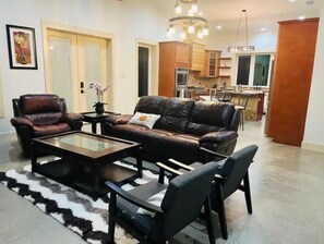 Smart TV, fireplace, computer monitors - Peaceful country retreat by Rocky Creek (Johnson City)