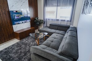 Living area - cozzy appartment , 2 min to the train station 🚉. with swimming pool . (Casablanca)