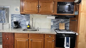 Refrigerador, microondas, parrilla de estufa y cafetera y tetera