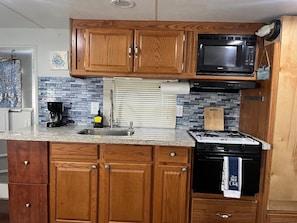 Kühlschrank, Mikrowelle, Herdplatte, Wasserkocher mit Kaffee-/Teezubehör