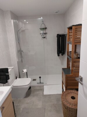 Dusj, hårføner og håndklær