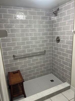 Haartrockner, Handtücher, Seife, Shampoo