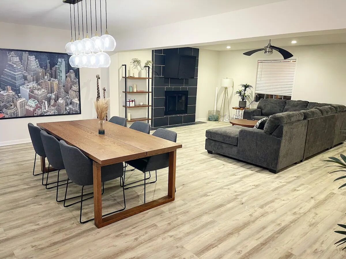 Stylish 4BR renovated house! location! Game room!