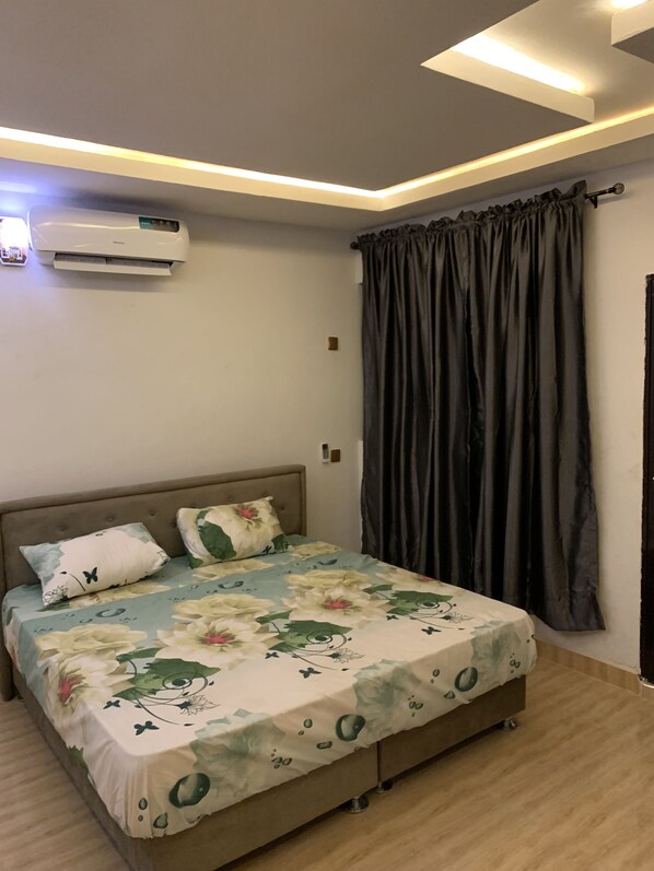 Decoración personalizada, muebles diferentes y escritorio 