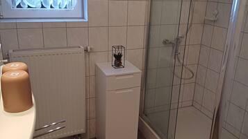 Een douche, een haardroger, handdoeken, zeep