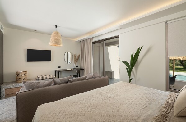 Une chambre d’hôtel moderne dotée d’un grand lit, d’un bureau avec une chaise, d’une télévision et offrant une vue sur une piscine.