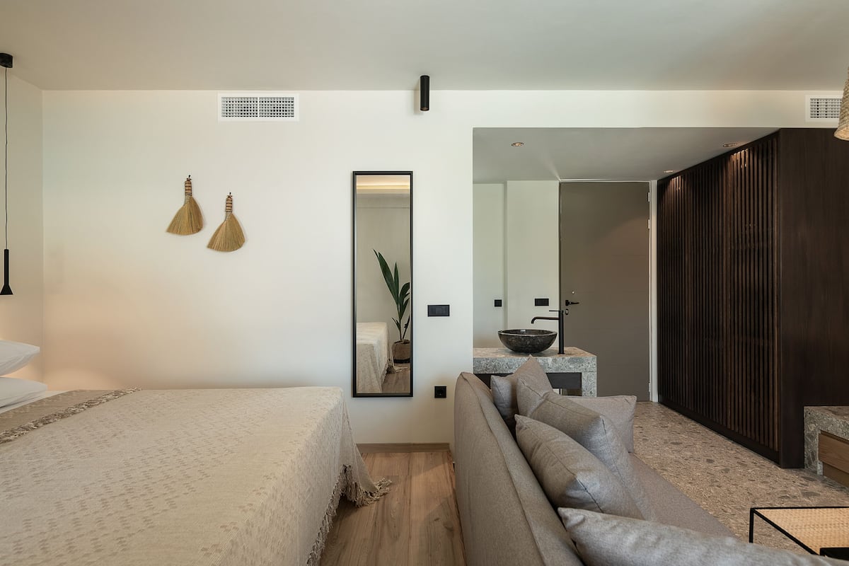 1 bedroom, in-room safe, desk, blackout curtains