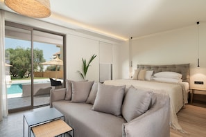 In-room safe, desk, blackout drapes, soundproofing - Casa Nostos (Chania)
