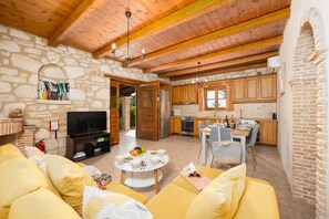 TV, fireplace - Villa Aloni - Three Bedroom Villa, Sleeps 6 (Koridallos)