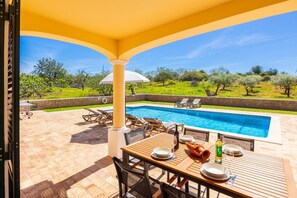 Outdoor dining - Quinta Monte dos Avos (Guia)