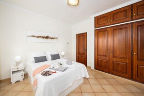 4 bedrooms, iron/ironing board, travel cot, WiFi - Villa Entrecolinas - Four Bedroom Villa, Sleeps 8 (São Bartolomeu de Messines)
